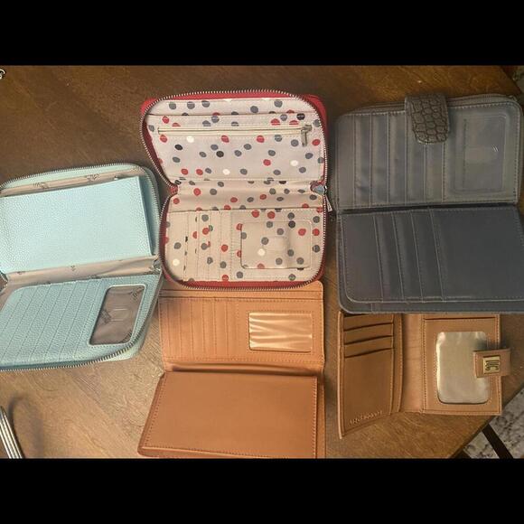 Assorted Women's Wallets - Stylish & Functional Collection - Picture 2 of 7